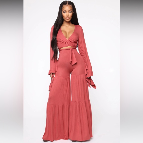 Ruffle Set - Picture 1 of 4